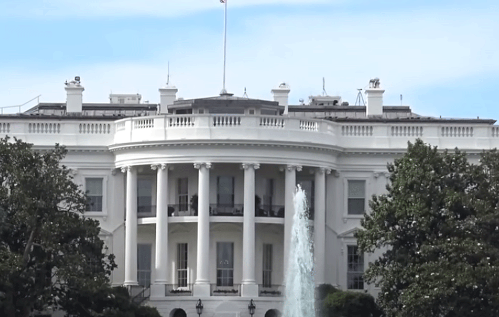 U AMERICI VEĆ POČELI NEREDI: Nožem napadnute Trampove pristalice nedaleko od Bele kuće (VIDEO)